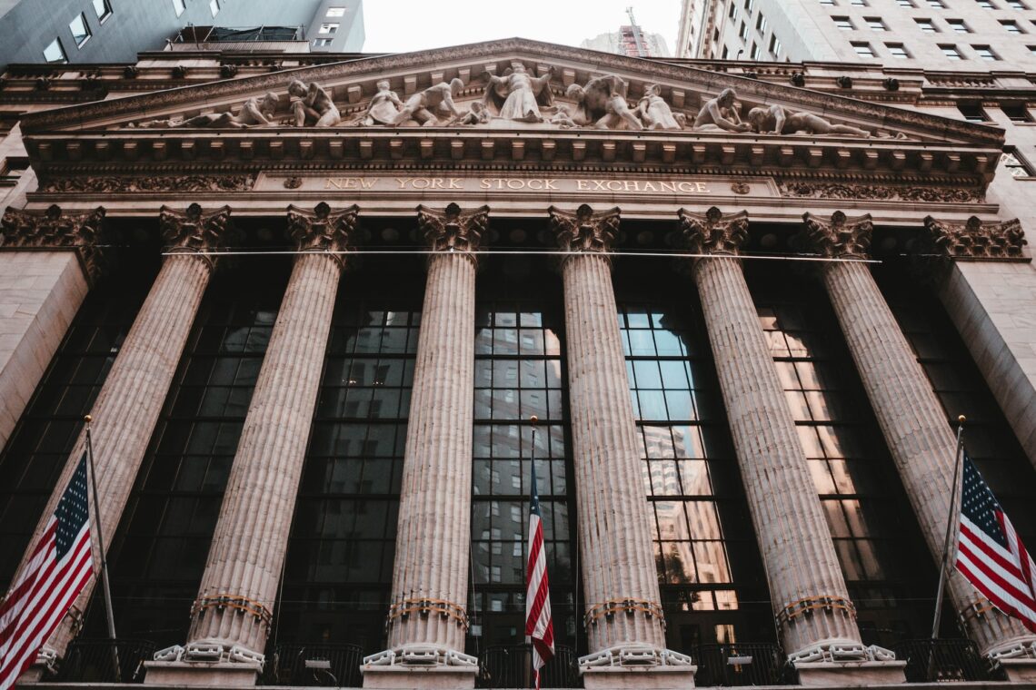 Bolsa de valores en Wall Street, Nueva York. Foto: Aditya Vyas / Unsplash