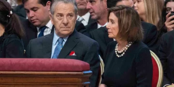Paul Pelosi junto a su esposa, la presidenta de la Cámara de Representantes de los Estados unidos, Nancy Pelosi. Foto: EFE (archivo)