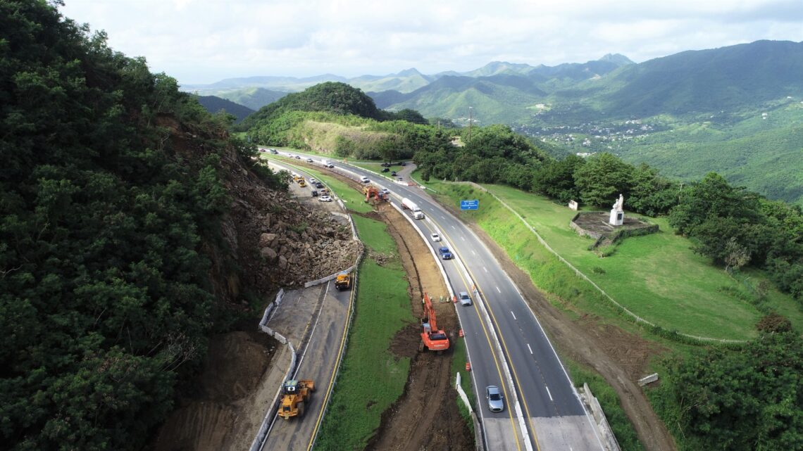 El derrumbe ocurrió frente al Monumento al Jíbaro Puertorriqueño en la PR-52. (Foto suministrada / ACT)