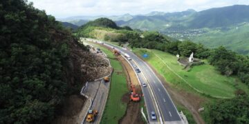 Derrumbe en el expreso PR-52 en Salinas. (Foto suministrada)