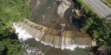 “Hay una tubería grande que lleva agua a Ponce y otros pueblos, y están examinando si corre peligrosidad, porque se está socavando el área”, advirtió el alcalde Luis Irizarry Pabón. Foto: Municipio de Ponce