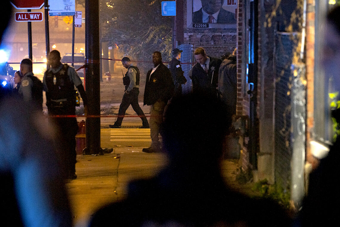 Policía de Chicago trabaja en la escena de un tiroteo en el West Side de Chicago. Foto: Jason Wambsgans | Chicago Tribune (via AP)