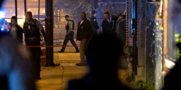 Policía de Chicago trabaja en la escena de un tiroteo en el West Side de Chicago. Foto: Jason Wambsgans | Chicago Tribune (via AP)