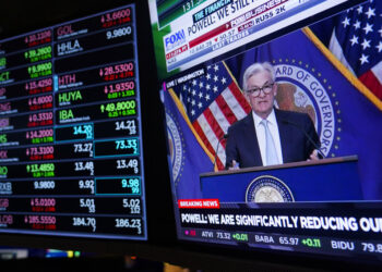 Corredores trabajan en la Bolsa de Valores de Nueva York mientras el presidente de la Reserva Federal, Jerome Powell, habla luego de anunciar un aumento en las tasas de interés, el miércoles 2 de noviembre de 2022. Foto: AP/Seth Wenig