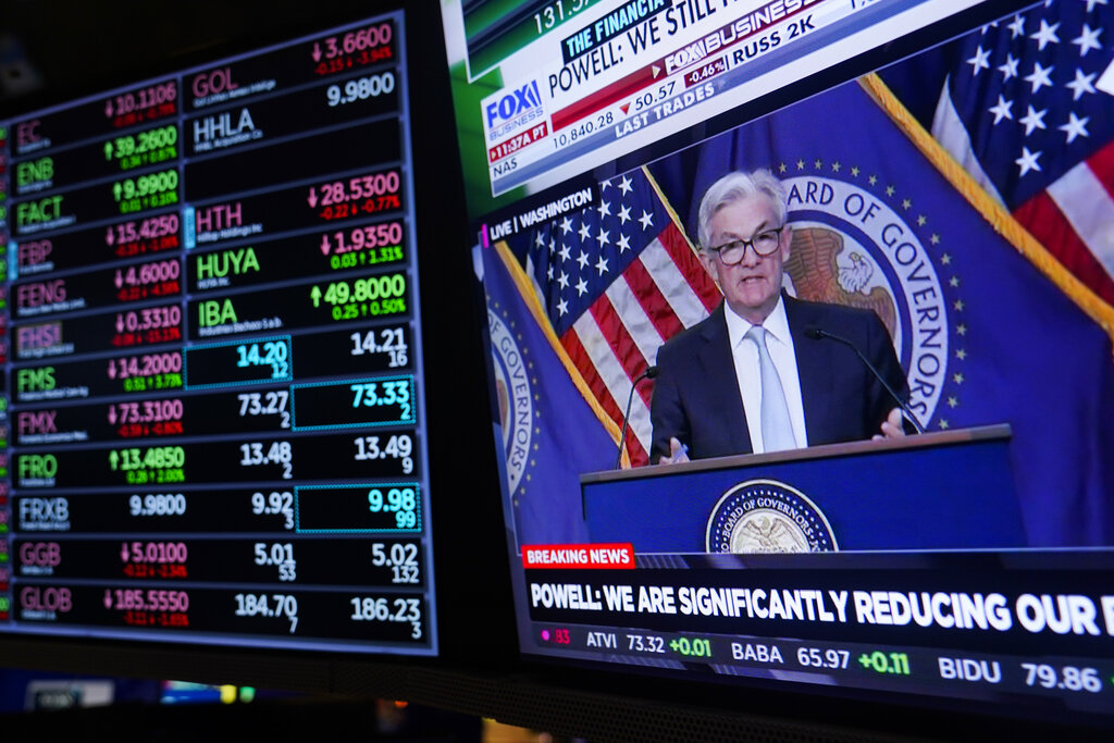 Corredores trabajan en la Bolsa de Valores de Nueva York mientras el presidente de la Reserva Federal, Jerome Powell, habla luego de anunciar un aumento en las tasas de interés, el miércoles 2 de noviembre de 2022. Foto: AP/Seth Wenig