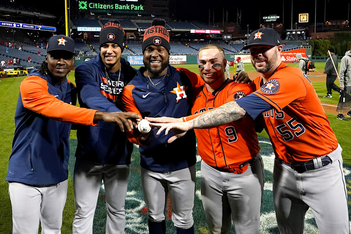 De izquierda a derecha, Rafael Montero, Bryan Abreu, Cristian Javier, Christian Vázquez y Ryan Pressly, de los Houston Astros. Foto: David J. Phillip | AP