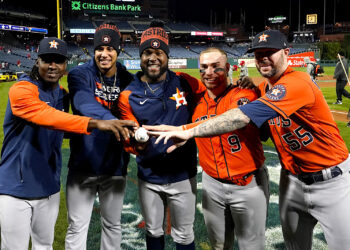 De izquierda a derecha, Rafael Montero, Bryan Abreu, Cristian Javier, Christian Vázquez y Ryan Pressly, de los Houston Astros. Foto: David J. Phillip | AP