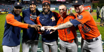 De izquierda a derecha, Rafael Montero, Bryan Abreu, Cristian Javier, Christian Vázquez y Ryan Pressly, de los Houston Astros. Foto: David J. Phillip | AP