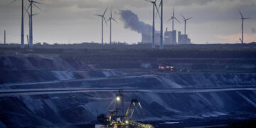 Personal realiza labores en la mina de carbón Garzweiler con un parque eólico como fondo, en Luetzerath, Alemania, el miércoles 2 de noviembre de 2022. Foto: AP/Michael Probst