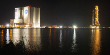 El cohete de NASA con la cápsula Orion se alza sobre la plataforma móvil en su traslado a la Plataforma de Lanzamiento 398. (Foto: Joel Kowsky / NASA vía AP)