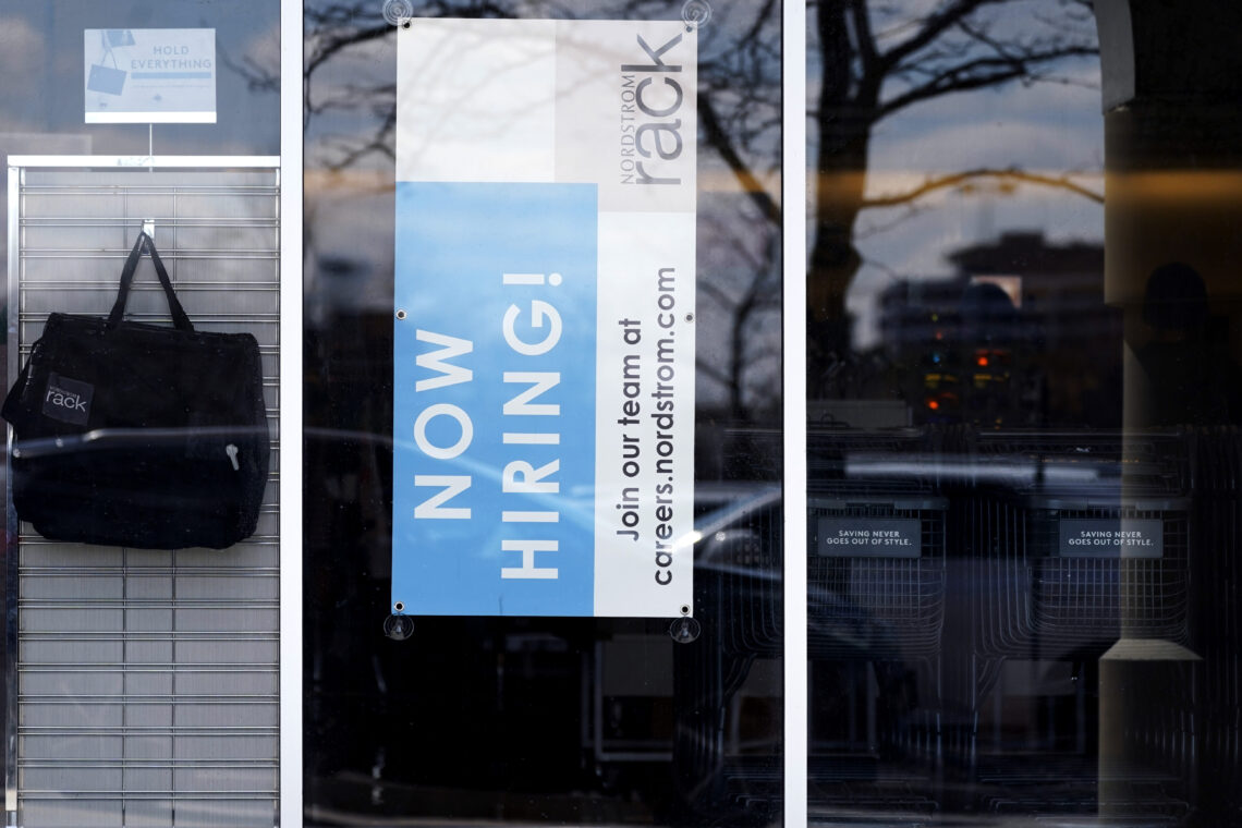 Cartel de empleo vacante en una tienda minorista en Schaumburg, Illinois. (Foto: Nam Y. Huh / AP)