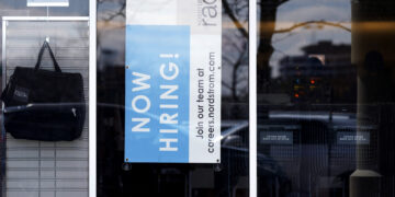 Cartel de empleo vacante en una tienda minorista en Schaumburg, Illinois. (Foto: Nam Y. Huh / AP)