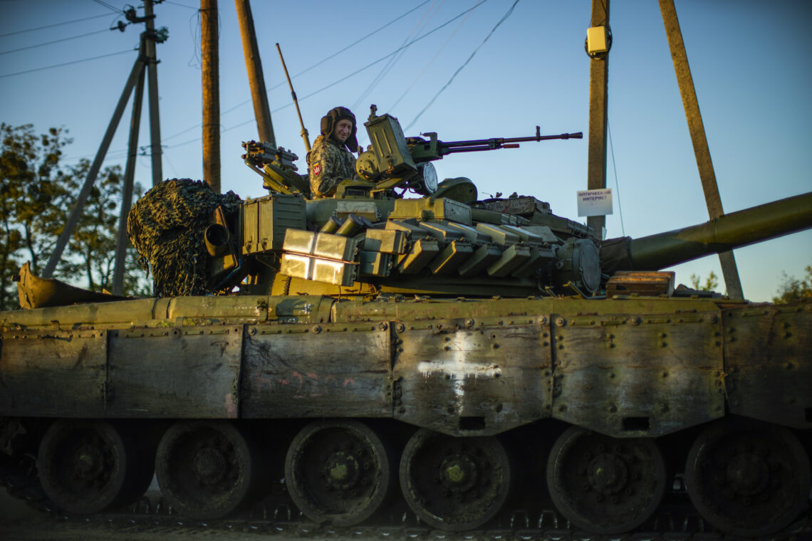 Soldados ucranianos conducen un tanque mientras cruzan el poblado de Oskil, Ucrania. (Foto: Francisco Seco / AP)