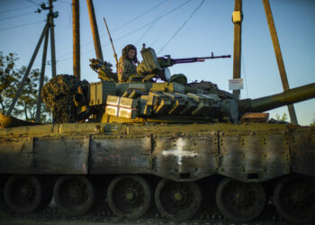 Soldados ucranianos conducen un tanque mientras cruzan el poblado de Oskil, Ucrania. (Foto: Francisco Seco / AP)