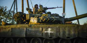 Soldados ucranianos conducen un tanque mientras cruzan el poblado de Oskil, Ucrania. (Foto: Francisco Seco / AP)