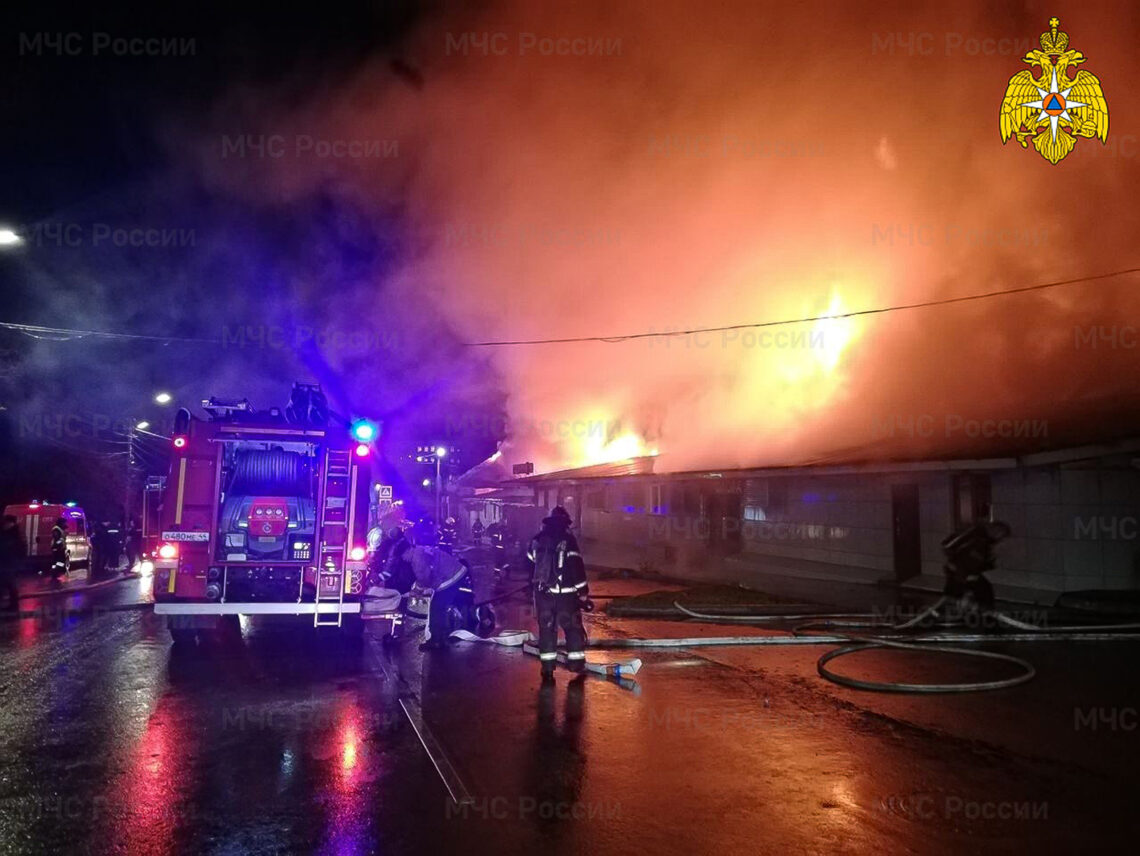 Bomberos tratan de sofocar un incendio en una cafetería en Kostroma, Rusia. (Foto: Servicio de prensa del Ministerio de Emergencias de Rusia vía AP)