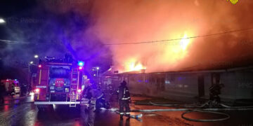 Bomberos tratan de sofocar un incendio en una cafetería en Kostroma, Rusia. (Foto: Servicio de prensa del Ministerio de Emergencias de Rusia vía AP)