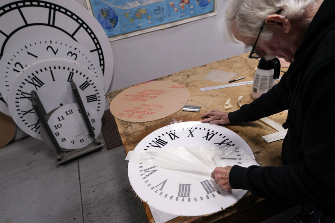 Richard Finn trabaja en la creación de carátulas de reloj en Electric Time Company en Massachusetts. (Foto: Charles Krupa / AP)