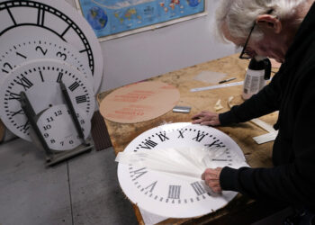 Richard Finn trabaja en la creación de carátulas de reloj en Electric Time Company en Massachusetts. (Foto: Charles Krupa / AP)