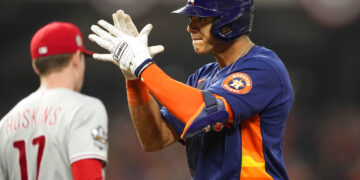 Jeremy Peña celebra tras conectar un sencillo en el sexto inning en el sexto juego de la Serie Mundial ante los Phillies de Filadelfia, el 5 de noviembre de 2022. Foto: AP/David J. Phillip