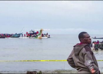 Rescatistas en botes se ven en torno a la cola de un avión de pasajeros de Precision Air en el Lago Victoria, en Bukoba, en el oeste de Tanzania, el domingo 6 de noviembre de 2022. Foto: AYO TV vía AP