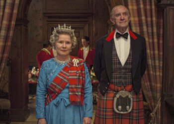 En esta imagen, Imelda Staunton como la reina Isabel II y Jonathan Pryce como el príncipe Felipe en una escena de "The Crown". Foto: Netflix vía AP