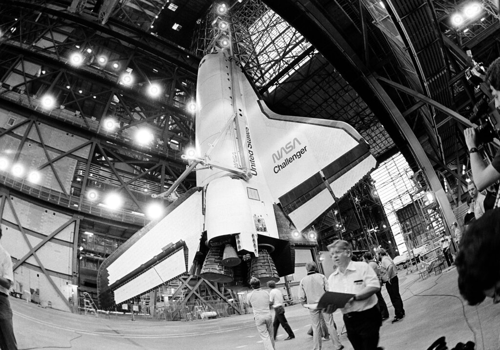 El transbordador espacial Challenger dentro del edificio de ensamblaje, el 10 de abril de 1985, mientras se realizan los preparativos para acoplarlo con los cohetes impulsores y el tanque externo. (Foto AP/Phil Sandlin, archivo)