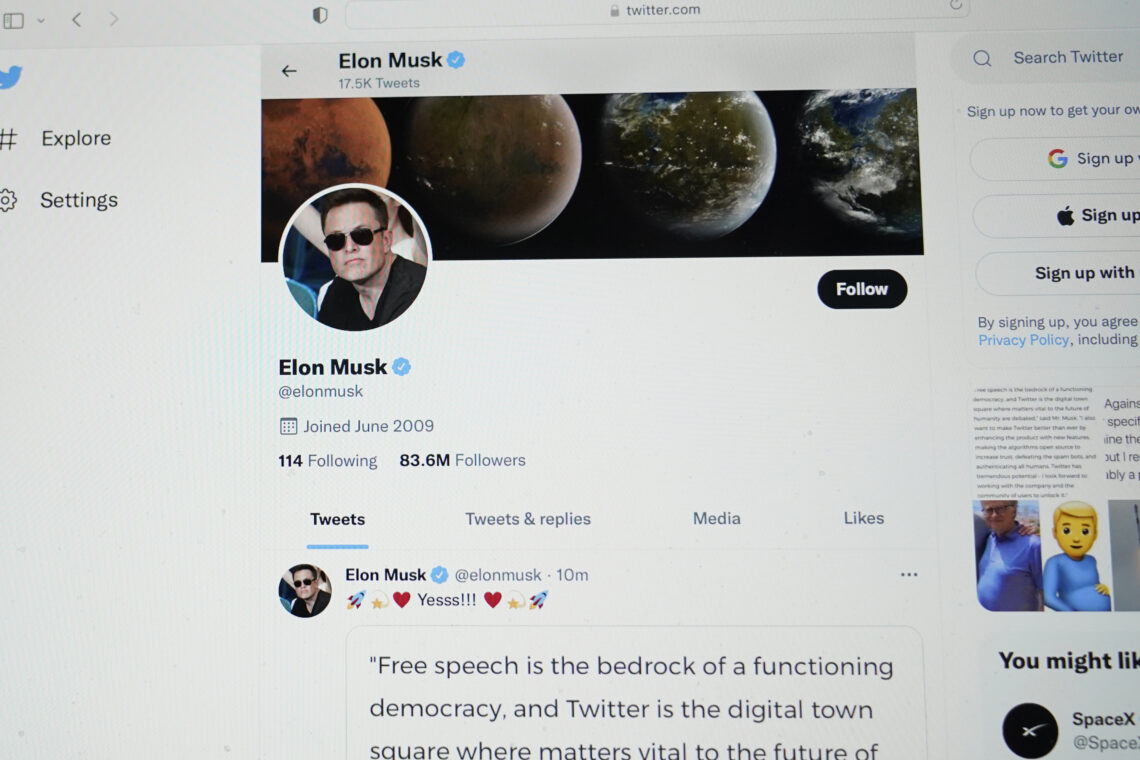 La página de Elons Musk en Twitter. (Foto: Eric Risberg / AP)