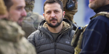 El presidente de Ucrania, Volodymyr Zelenskyy, durante su visita sorpresa a Jersón, Ucrania> (Foto: Oficina Presidencial de Ucrania, via AP)