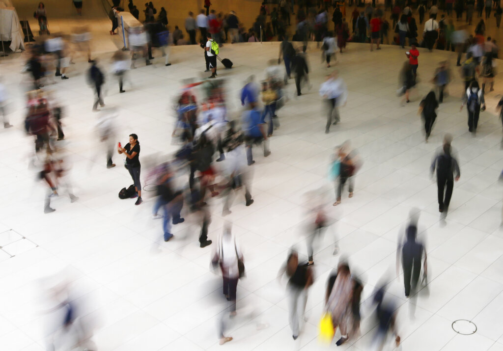 Un grupo de personas en el centro comercial Oculus en la ciudad de Nueva York, el 15 de junio del 2017. (Foto: AP/Frank Franklin II)
