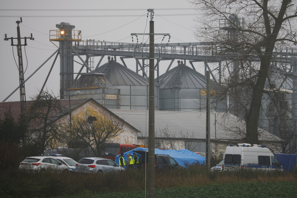 Policías trabajan el miércoles 16 de noviembre de 2022 afuera de un depósito de granos donde, de acuerdo con el gobierno polaco, cayó un misil, causando la muerte de dos personas, en Przewodów, Polonia. (Foto: AP/Michal Dyjuk)