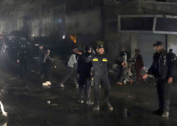 Policías en la escena del incendio en Jebaliya, en el norte de la Franja de Gaza. (Foto: Adel Hana / AP)