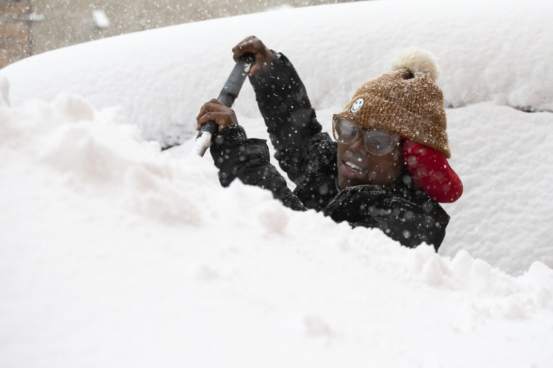 Zaria Black, de Buffalo, quita la nieve de su auto en Buffalo, Nueva York. (Foto: Joshua Bessex / AP)