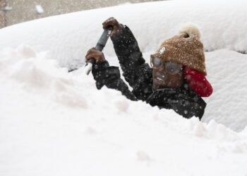 Zaria Black, de Buffalo, quita la nieve de su auto en Buffalo, Nueva York. (Foto: Joshua Bessex / AP)