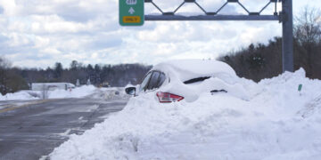 Un automóvil varado y cubierto de nieve en una carretera en Orchard Park, Nueva York, el domingo 20 de noviembre de 2022. (Foto: Mark Mulville/The Buffalo News via AP)