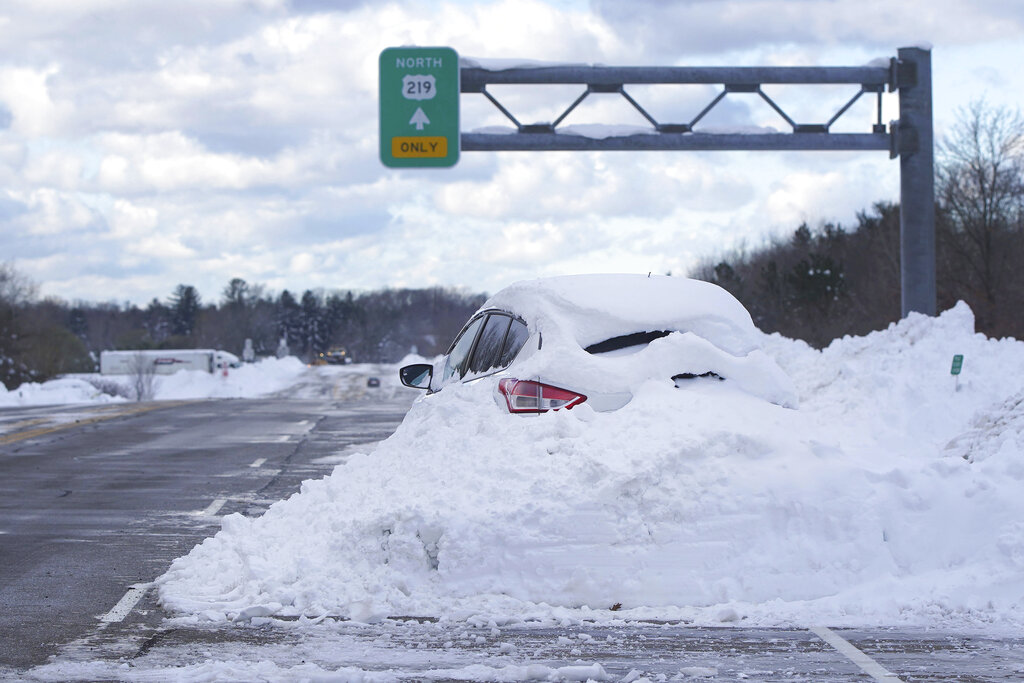 Un automóvil varado y cubierto de nieve en una carretera en Orchard Park, Nueva York, el domingo 20 de noviembre de 2022. (Foto: Mark Mulville/The Buffalo News via AP)