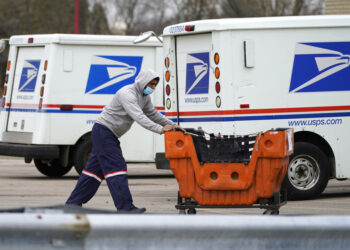 Una persona con unos paquetes frente a una oficina postal en Wheeling, Illinois. (Foto AP/Nam Y. Huh/Archivo)