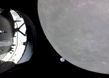 Esta imagen tomada del canal de la NASA muestra la cápsula Orion, acercándose a la Luna, el lunes 21 de noviembre de 2022. (Foto: NASA vía AP)