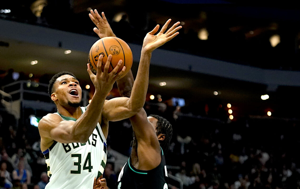 Giannis Antetokounmpo de los Bucks de Milwaukee. (Foto: Aaron Gash | AP)