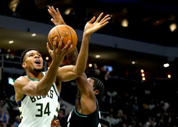 Giannis Antetokounmpo de los Bucks de Milwaukee. (Foto: Aaron Gash | AP)