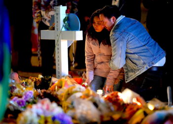 La vigilia en honor a las víctimas de la matanza en un club LGBTQ en Colorado Springs, Colorado, el 21 de noviembre del 2022. (Foto: Jack Dempsey | AP)