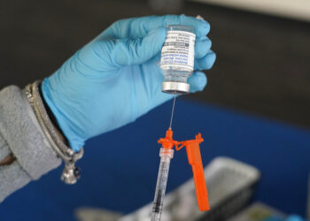 Una vacuna contra el COVID-19. (Foto AP/Rogelio V. Solis)