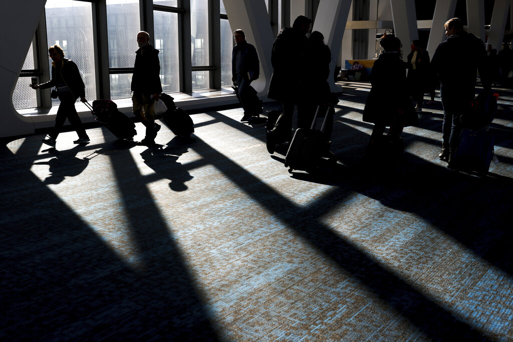 Viajeros caminan por la Terminal B del Aeropuerto LaGuardia en Nueva York el 22 de noviembre del 2022. (Foto: AP/Julia Nikhinson)