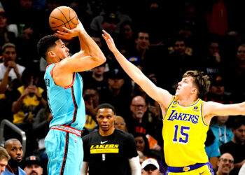Devin Booker de los Suns de Phoenix lanza un triple sobre Austin Reaves de los Lakers de Los Ángeles. (Foto: Darryl Webb | AP)