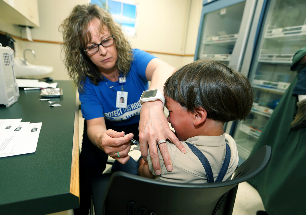 Un niño recibe una vacuna en Mount Vernon, Ohio. (Foto AP/Paul Vernon)