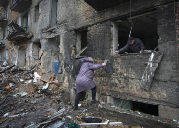 La gente recoge sus pertenencias en una casa dañada después del bombardeo ruso en la ciudad de Vyshgorod en Ucrania.(Foto: Efrem Lukatsky / AP)