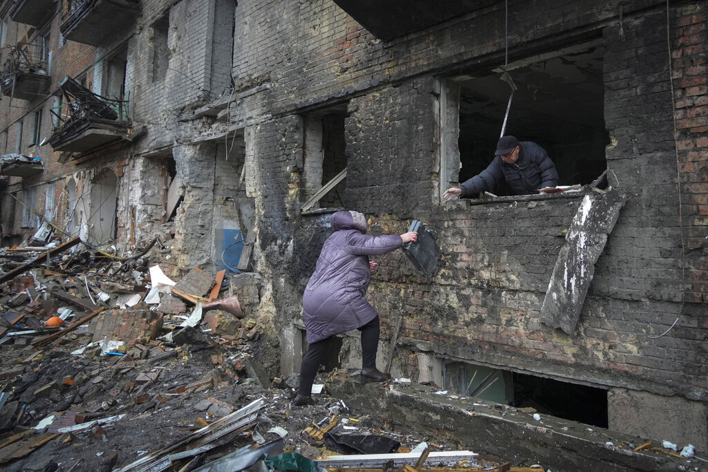 La gente recoge sus pertenencias en una casa dañada después del bombardeo ruso en la ciudad de Vyshgorod en Ucrania.(Foto: Efrem Lukatsky / AP)