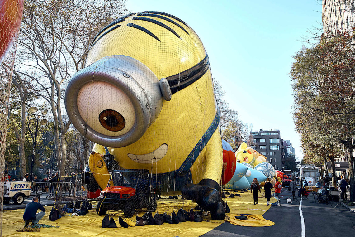 Trabajadores preparan al minion Stuart para el Desfile del Día de Acción de Gracias. (Foto: Andrés Kudacki | AP)