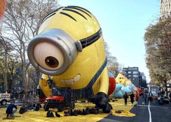 Trabajadores preparan al minion Stuart para el Desfile del Día de Acción de Gracias. (Foto: Andrés Kudacki | AP)