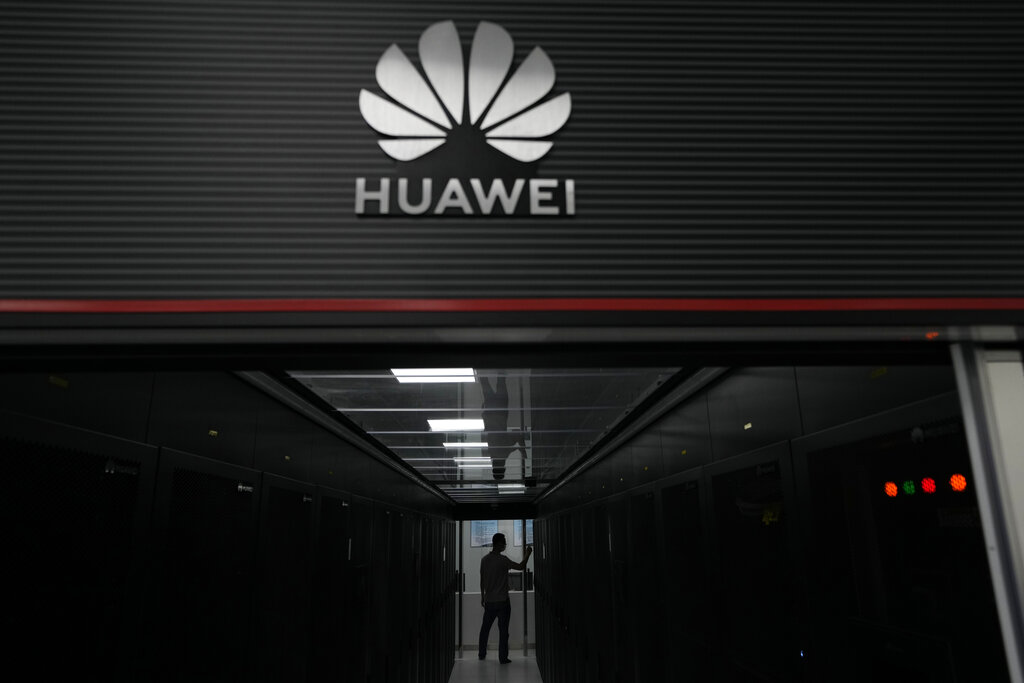 Un técnico frente a un centro de datos de Huawei en China. (Foto: Ng Han Guan / AP)